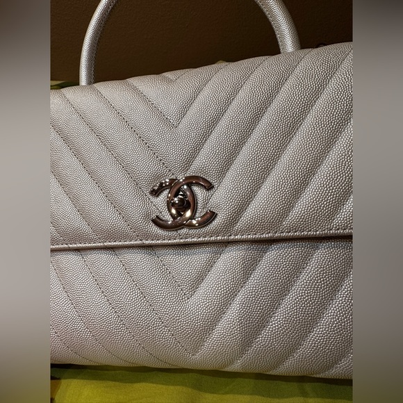 Chanel pearlescent white coco handle medium/large size. - Picture 10 of 16